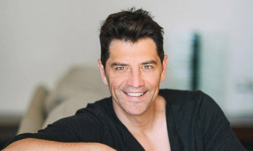 «Τσακώσαμε» τον Σάκη Ρουβά με μαγιό σε παραλία της Ίου