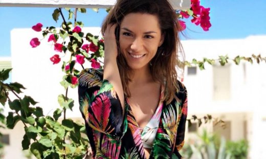 Δείτε τη Λασκαράκη να χορεύει ξέφρενα σε παραλία της Αστυπάλαιας όπου κάνει διακοπές με τον Σουλτάτο