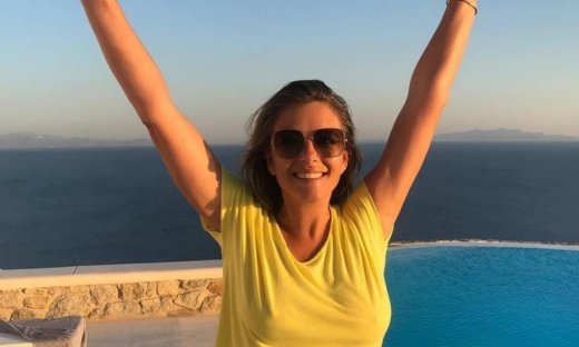 Liz Hurley: Βόλτες στα στενά της Μυκόνου