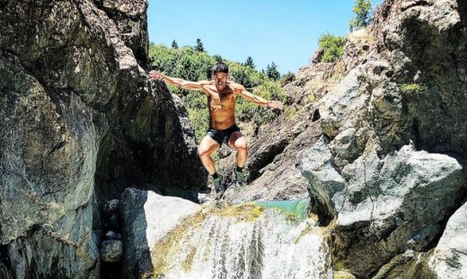 Ο Πάνος Βλάχος παριστάνει τον …Ταρζάν