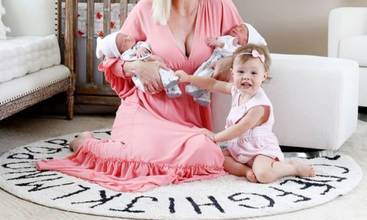 Για πρώτη φορά φωτογραφίζεται με τα δίδυμα και μας δείχνει το παιδικό τους δωμάτιο (pics)