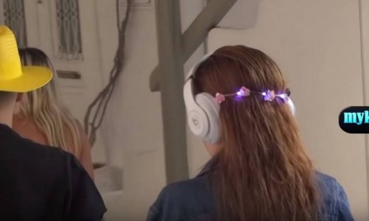 Σταρ του Χόλυγουντ έκανε βόλτες στα σοκάκια της Μυκόνου με στέκα με λαμπάκια που αναβόσβηναν