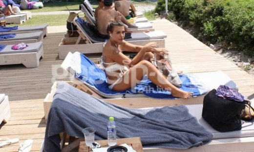 Πού τσακώσαμε τη Νίνα Λοτσάρη να κάνει τις βουτιές της;