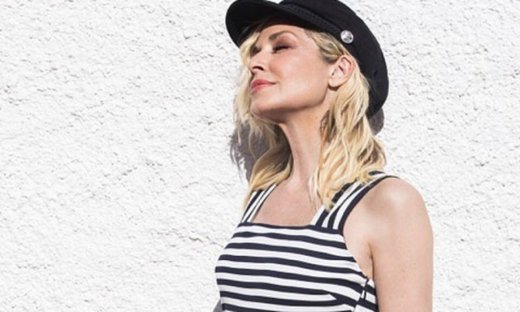 Άννα Βίσση: Δείτε την τραγουδίστρια με μπικίνι στα 60 της χωρίς ίχνος ρετούς