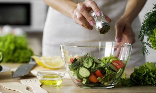 Τα σημάδια που στέλνει το σώμα όταν τρώτε πολύ αλάτι (εικόνες)