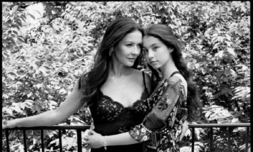 Η Carys Zeta Douglas φωτογραφίζεται με τη μαμά της