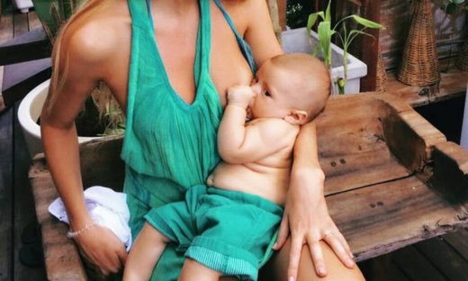 Πασίγνωστη μανούλα εξηγεί γιατί θηλάζει και το δεύτερο παιδί της