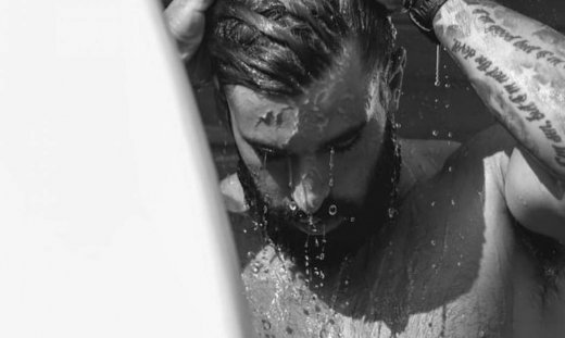 Ο Ηλίας Γκότσης κάνει ντους και αναστατώνει το Instagram!