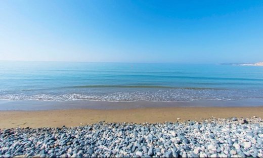 Η Αντιγόνη Πάντα Χαρβά κάνει ολόγυμνη τις βουτιές της στη θάλασσα