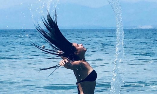 Ευαγγελία Συριοπούλου: Παίζει με τον σκύλο της στην παραλία