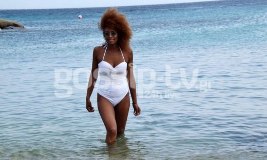 Shaya: Εντυπωσιάζει με το λευκό μαγιό της στην Μύκονο