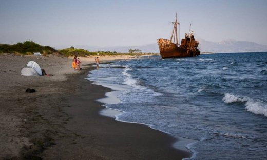 Πόλος έλξης τουριστών η παραλία με το ναυάγιο στο Γύθειο