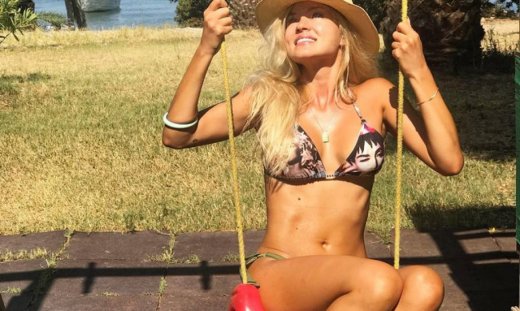 Βίκυ Κάβουρα: Κάνει... κούνια μπέλα στο Γύθειο