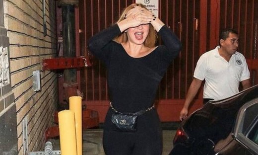 Η διάσημη τραγουδίστρια μας δείχνει το πρόσωπο της, χωρίς να το καλύπτει σε σπάνια εμφάνισή της