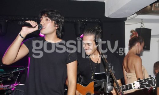 Ο Διονύσης Σχοινάς στη σκηνή με το γιο του