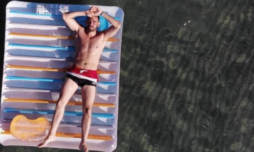 Νίκος Πολυδερόπουλος: Αραχτός και λάιτ στην Κρήτη ο πρωταγωνιστής του Τατουάζ