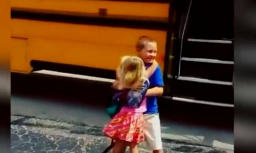 Το πιο τρυφερό βίντεο της ημέρας! Η πιο γλυκιά αδερφή του κόσμου