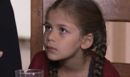 Elif: Η Ελίφ είναι χαρούμενη, που ζει με τη μητέρα της και τη Ζεϊνέπ