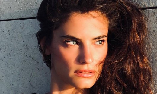 Χριστίνα Μπόμπα: Μία βδομάδα πριν παντρευτεί, φόρεσε λευκό φόρεμα και περπατά ξυπόλυτη στην Αμοργό