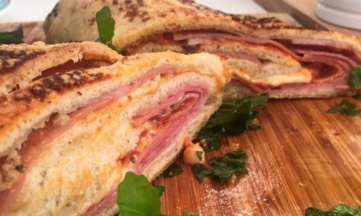 Στρόμπολι με αλλαντικά