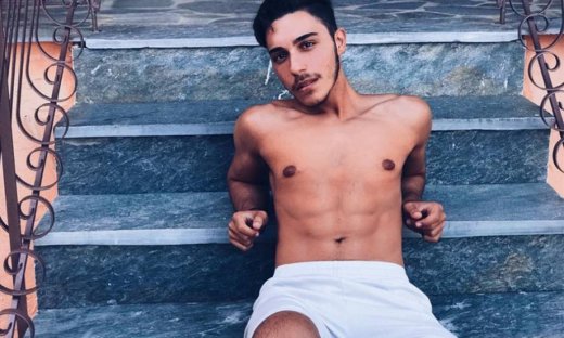 Κορμί «φέτες» ο γιος Ελληνίδας τραγουδίστριας