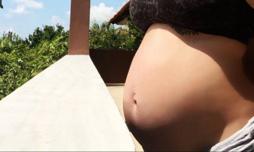 Ελληνίδα ηθοποιός ποζάρει με φουσκωμένη κοιλίτσα λίγο καιρό πριν γεννήσει