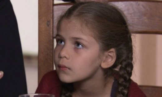 Elif: Ο φούρναρης παρατηρεί την Ελίφ και τηλεφωνεί στη Μελέκ