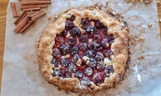 Εύκολη τάρτα με κεράσια και καρύδια