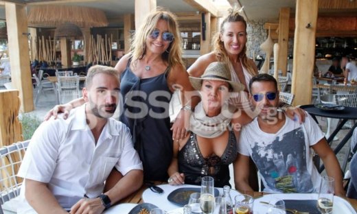 Βάνα Μπάρμπα: Δείπνο στην Μύκονο με καλούς φίλους