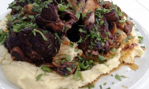 Σιγομαγειρεμένος μοσχαρίσιος σιδηρόδρομος με μανιτάρια και πανσέτα