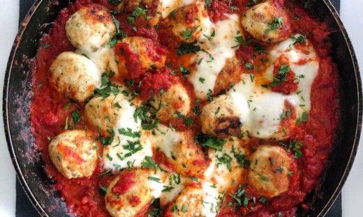 Κεφτεδάκια γαλοπούλας με σάλτσα ντομάτας και μοτσαρέλα
