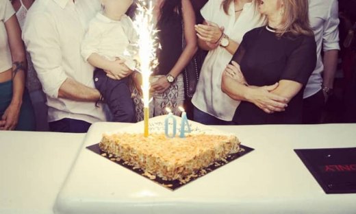 Έλληνας τραγουδιστής έγινε 40 χρονών και το γιορτάζει