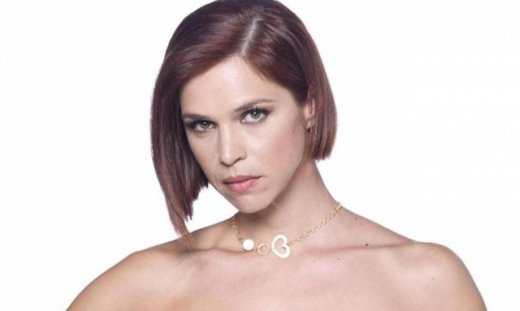 Αντιγόνη Δρακουλάκη: Ποζάρει με μπικίνι στην παραλία μαζί με τον γιο της