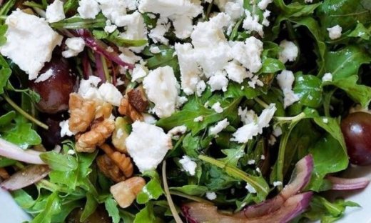 Σαλάτα με ρόκα, κόκκινα σταφύλια, κατσικίσιο τυρί και αβοκάντο