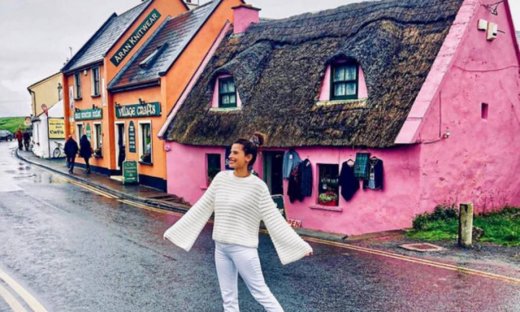 Η Χριστίνα Μπόμπα κάνει το #kikichallenge και το Instagram παίρνει φωτιά