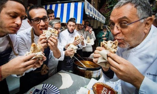 Φλωρεντία: Βαριά πρόστιμα στους τουρίστες που τρώνε... στο δρόμο