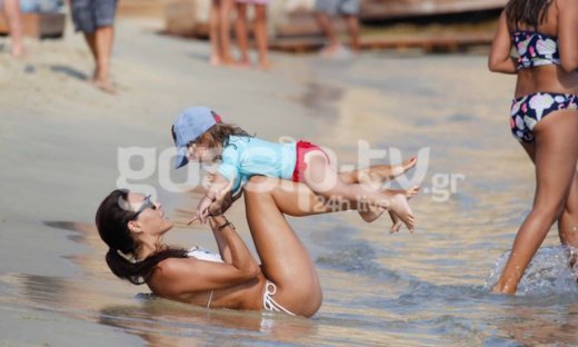 Σίσσυ Φειδά: Παιχνίδια με την κόρη της στην Μύκονο