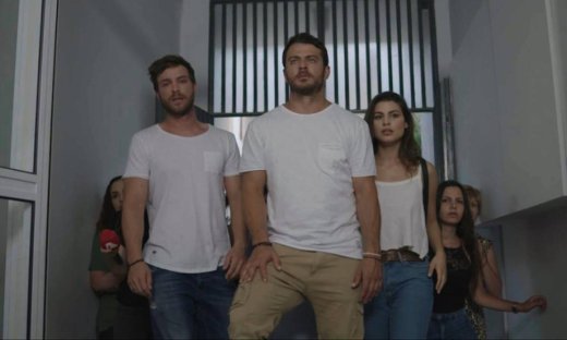 Το τατουάζ: Ο Ορφέας εισβάλει στο γραφείο της Τόνιας με άγριες διαθέσεις!