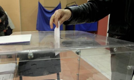 Νέα δημοσκόπηση: Ντέρμπι ΣΥΡΙΖΑ – ΝΔ και θρίλερ στις κάλπες