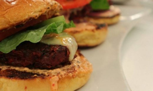 Burger λαχανικών και πίκλα καρότο