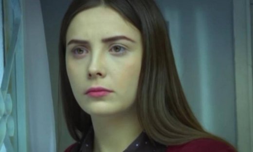 Elif: Η Ζεϊνέπ κόβει το χέρι της στην προσπάθειά της να ανοίξει την πόρτα με ένα μαχαίρι