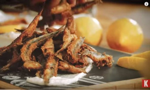 Γαύρος τηγανητός με ταραμοσαλάτα που δύσκολα του λες «όχι»