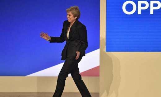 Η αμήχανη στιγμή της ημέρας: Η Τερέζα Μέι λικνίζεται στους ρυθμούς των ABBA (Pics+Vids)