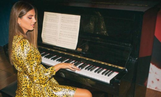 Σταματίνα Τσιμτσιλή: Αγκαλιά με τον γιο της στο κρεβάτι