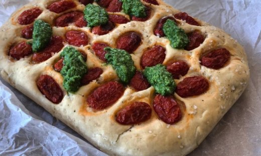 Focaccia με ντοματίνια & πέστο βασιλικού