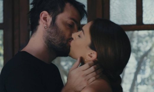 Το Τατουάζ: Ο Ορφέας ακούει και στον τηλεφωνητή, ένα μήνυμα του Φίλιππου προς την Ελένη…