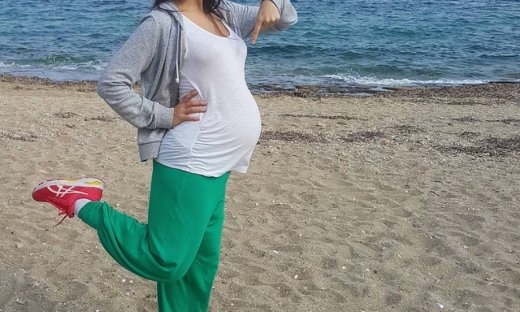 Εγκυμονούσα ηθοποιός ποζάρει στην παραλία της Νέας Μάκρης