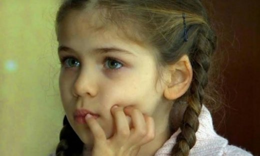 Elif: Η φωνή της Ελίφ  ενώ πέφτει από τη σκάλα αναστατώνει το σπίτι