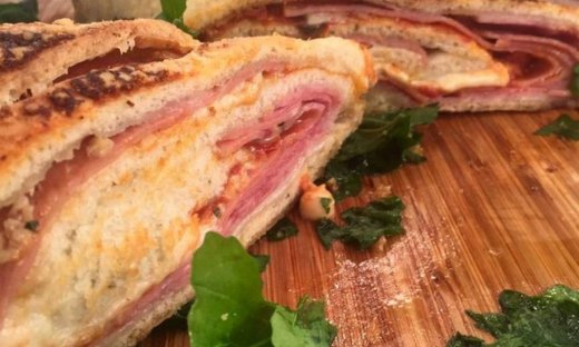 Στρόμπολι με αλλαντικά