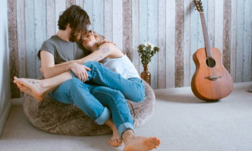 4 τρόποι για να τον τρελάνεις, χωρίς καν να βγάλεις τα ρούχα σου